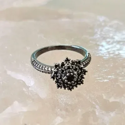 anel ródio negro cravejado zircônias com flor zircônias negras