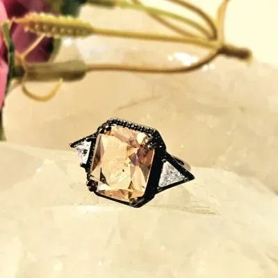 anel ródio negro cristal quadrado morganita volta zircônias negras com 2 triângulos cristal