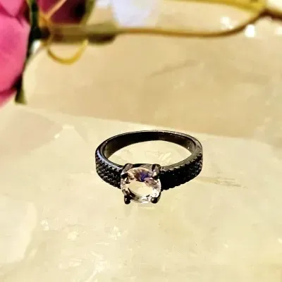 anel ródio negro cristal redondo morganita com três linhas zircônias negras
