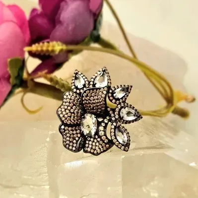 anel ródio negro flor grande cravejada zircônias nude com folhas cristal
