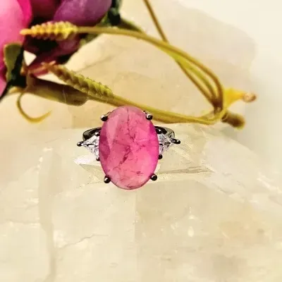 anel ródio negro oval cristal rosa com 2 triângulos cristal na lateral