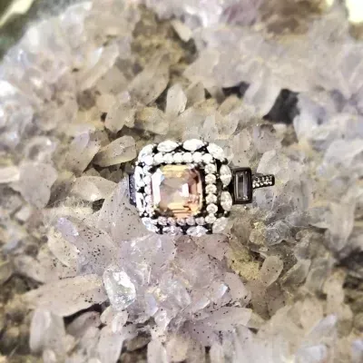 anel ródio negro quadrado cristal morganita com canutos e zircônias