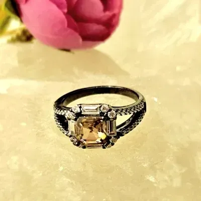 anel ródio negro quadrado cristal morganita com canutos e zircônias
