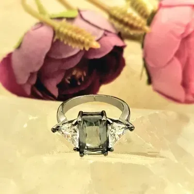 anel ródio negro retângulo cristal cinza com 2 triângulos cristal na lateral