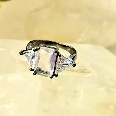 anel ródio negro retângulo cristal rosa com 2 triângulos cristal na lateral