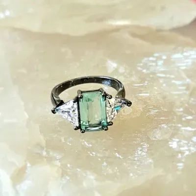 anel ródio negro retângulo cristal verde água com 2 triângulos cristal na lateral