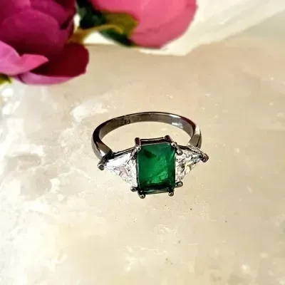 anel ródio negro retângulo cristal verde com 2 triângulos cristal na lateral
