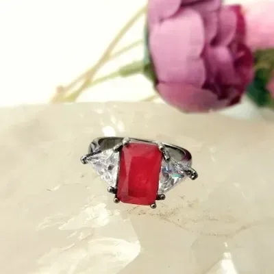 anel ródio negro retângulo cristal vermelho com 2 triângulos cristal na lateral