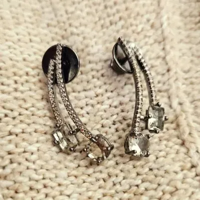 brinco rodio negro 2 curvas cravejadas de zirconias alaranjadas com pedras geométricas de rutilo dourado