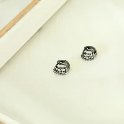 brinco rodio negro argola executiva 3 fileiras zirconias intercaladas espetos