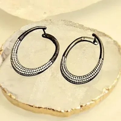 brinco rodio negro argola frontal oval longa com 5 fileiras zirconias