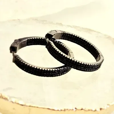 brinco rodio negro argola grande cravejado 3 filas zirconias negras por dentro e por fora com fecho aperto