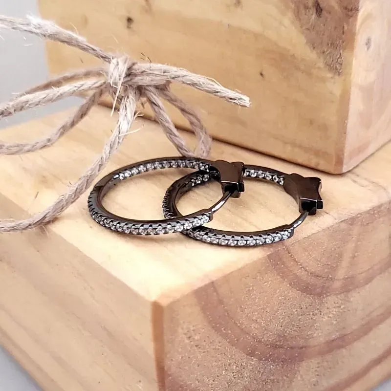 brinco rodio negro argola média cravejado zirconias por dentro e por fora com fecho aperto