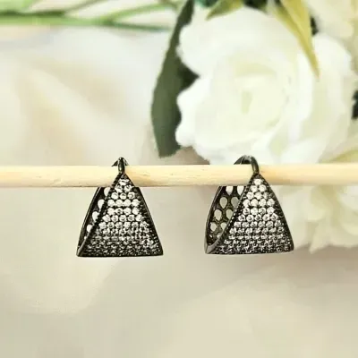 brinco ródio negro argola triangular cravejada zircônias