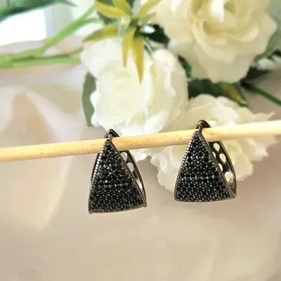 brinco ródio negro argola triangular cravejada zircônias negras