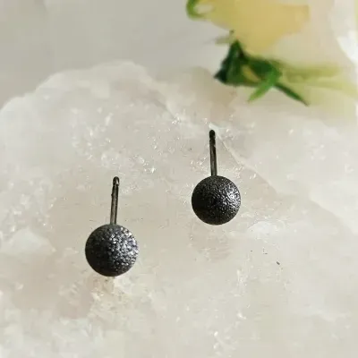 brinco rodio negro bolinha brilho pequena