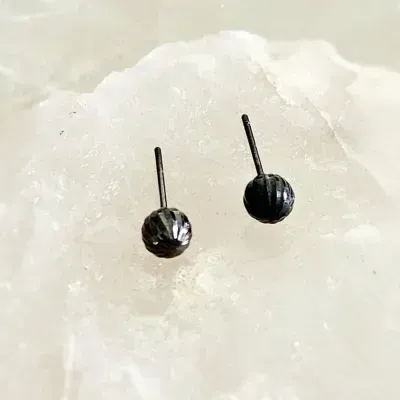 brinco rodio negro bolinha riscos lisa pequena