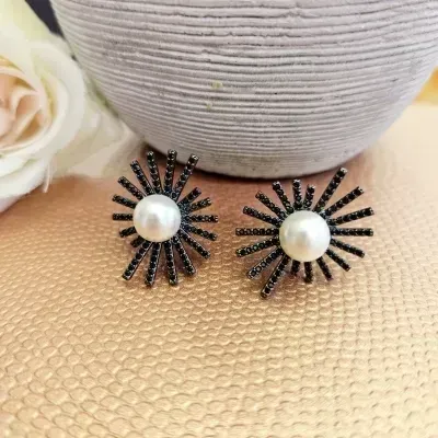 brinco rodio negro circulo com 18 pontas cravejadas zirconias negras com meio de pérola