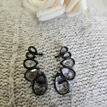 brinco rodio negro ear cuff 5 gotas cinza