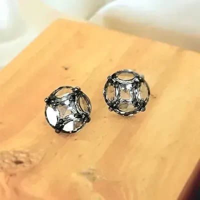 brinco rodio negro flor 4 navetes e uma pedra cristal quadrada natural no centro