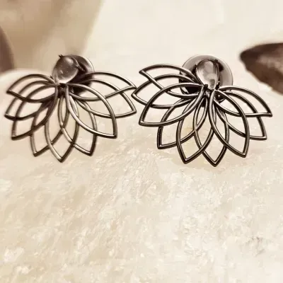 brinco ródio negro max tipo joia forma flor de lotus contraria meio gota cristal cinza