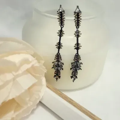 brinco ródio negro pêndulo com triângulos cristal e zircônias nude