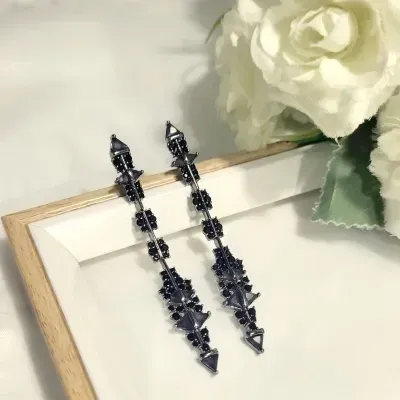 brinco ródio negro pêndulo com triângulos pretos e zircônias negras