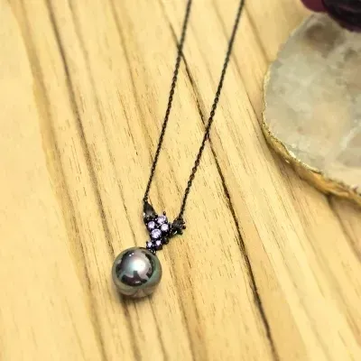 colar ródio negro com pontos zircôniasd lilás e uma pérola negra pendurada