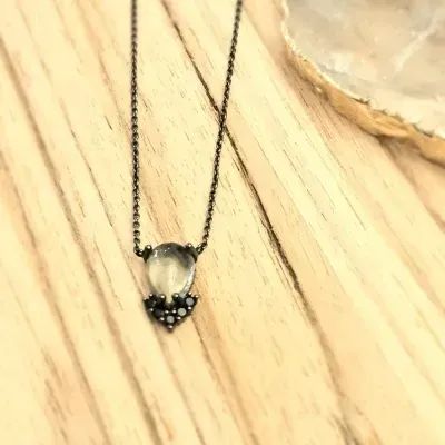colar rodio negro gota contrária cinza com ponta zirconias negras
