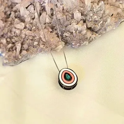 colar rodio negro gota esmaltada  branca e coral com cristal verde no meio