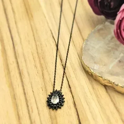 colar rodio negro gota rutilo dourado com duas volta zircônias negras