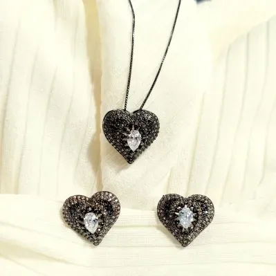 conjunto ródio negro com coração cravejado zircônias marrom com gota cristal