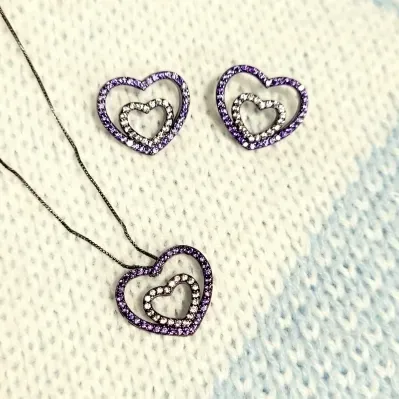 conjunto ródio negro com dois corações vazados zircônias rosa e lilás