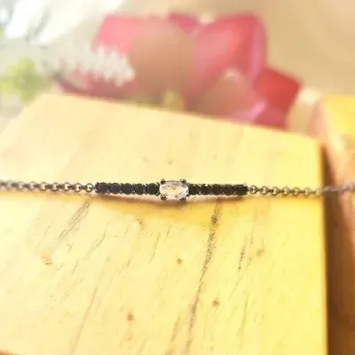 pulseira rodio negro fio com 10 zirconias negras com uma oval de cristal lavanda no meio
