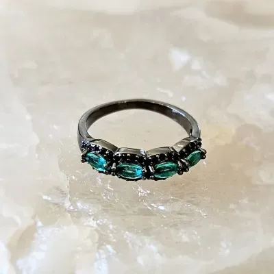 anel rodio negro 4 navetes deitados cristal verdes volta zirconias negras