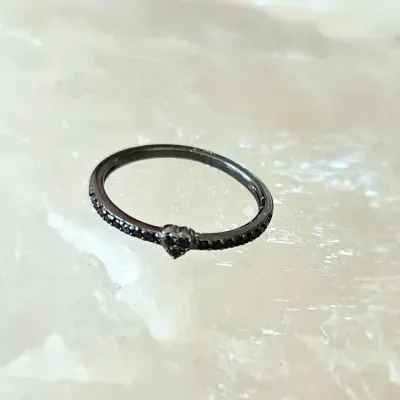 anel rodio negro aliança coraçaozinho meio zirconias negras