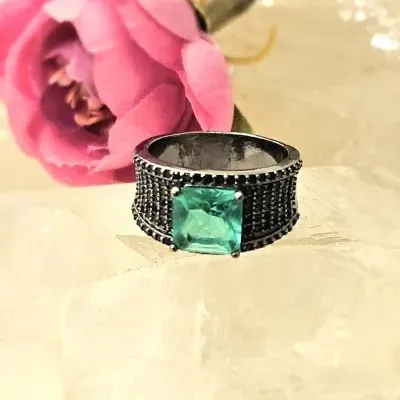 anel rodio negro grosso com quadrado cristal verde e aro 7 filas zriconias negras
