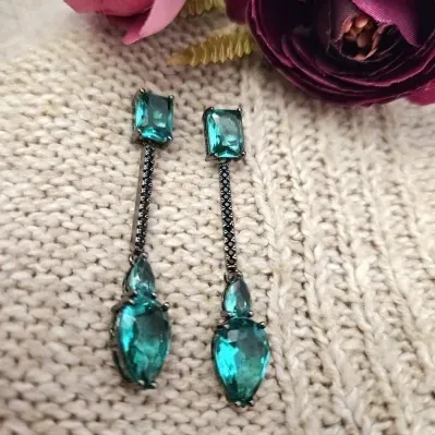 brinco rodio negro 1 retangulo cristal verde com fio zirconias negras + gorinha contraria de gota verde pendurados