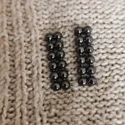 brinco rodio negro 2 filetes paralelos com 6 bolinhas lisas cada