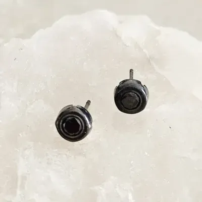 brinco rodio negro bola meio bolinha preta