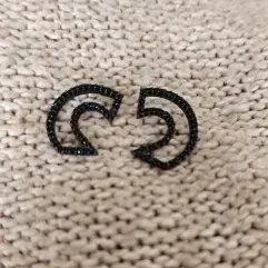 brinco rodio negro C vazado cravejado zirconias negras