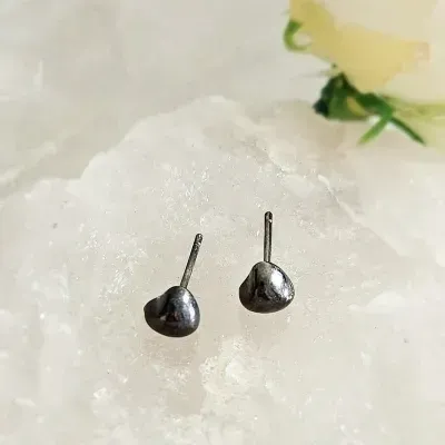 brinco rodio negro coraçao gordinho pqno