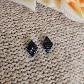 brinco rodio negro losango pequeno curvado todo cravejado