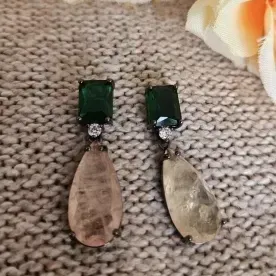 brinco rodio negro quadrado verde escuro com gota fusion alongada pendurada rosa salmao