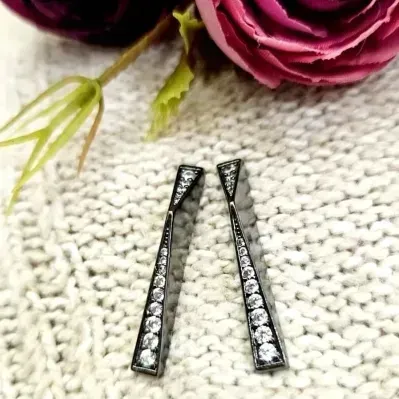brinco rodio negro triangulo alto tipo degrau com fio zirconias