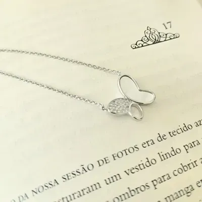 Colar rodio borboleta metade zirconias metade madreperola com furo