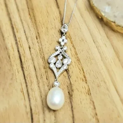 colar ródio com pendulo arabesco zircônias e uma pérola pendurada