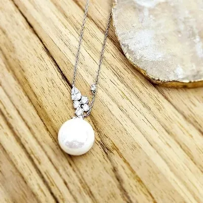 colar ródio com pontos zircônias e uma pérola pendurada