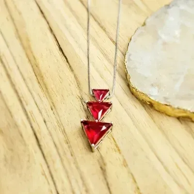 colar ródio três triângulos contrários vermelhos