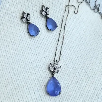 conjunto rodio negro coroa gotinhas cristal e zirconias com gota media fusion azul pendurada
